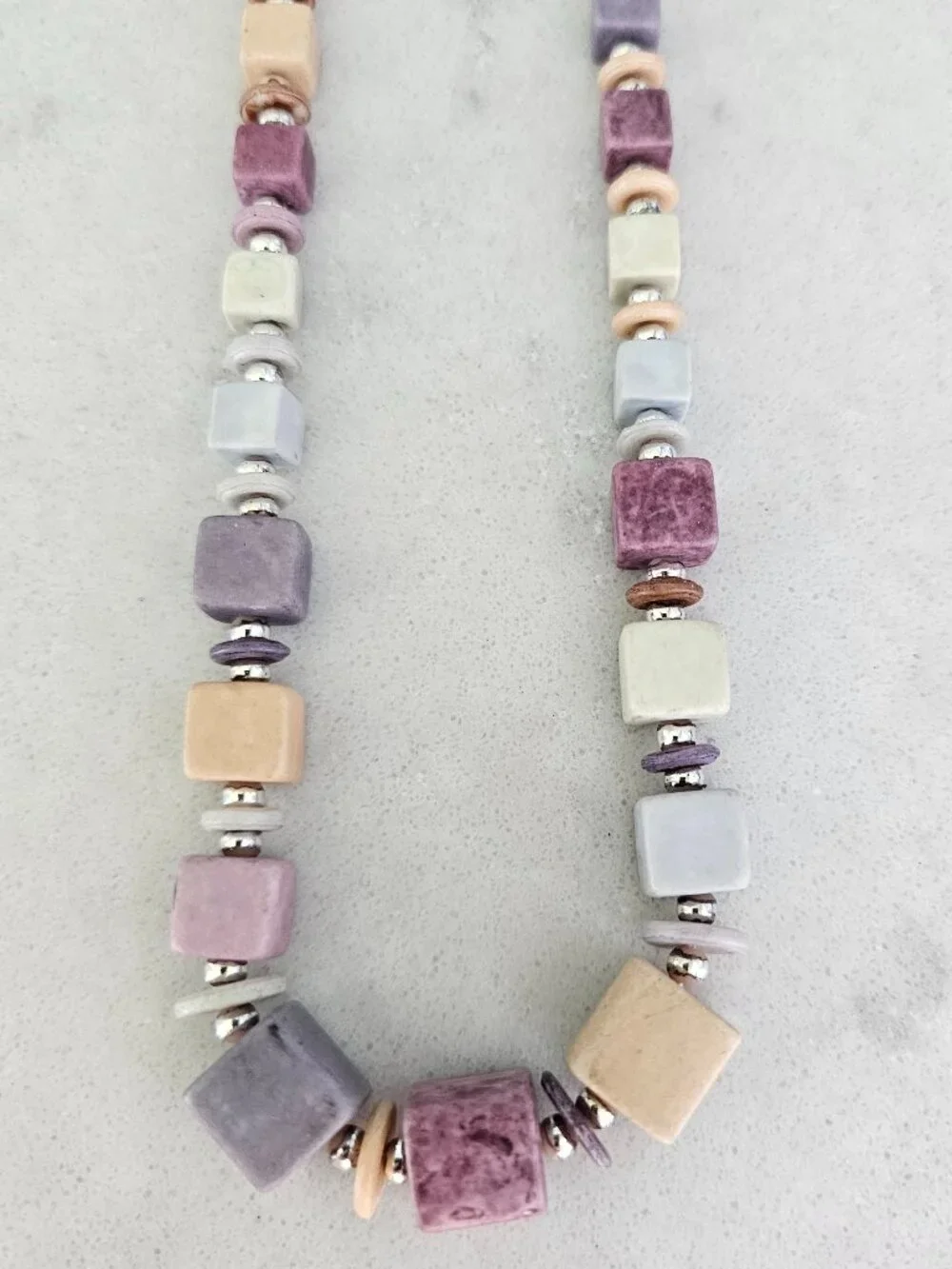 RARE & VINTAGE NECKLACE W/ CUBES & DISKS IN MUTED TONES OF ROSE, PLUM, TAN, GRAY